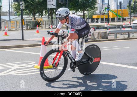Londra, Regno Unito 9 agosto 2025. Lisa Perterer (Austria) gareggia nella T100 Triathlon femminile a Londra Docklands. Foto Stock