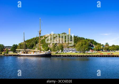 Il ketch TS BRITTA è ormeggiato presso il porto degli ospiti di Uddevalla, Bohuslän, contea di Västra Götaland, Svezia. Foto Stock