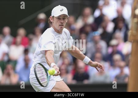 Il tennista australiano Alex De Minaur in azione ai Campionati di Wimbledon 2025, Londra, Inghilterra, Regno Unito Foto Stock