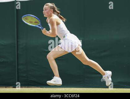 Il tennista junior britannico Ruby Cooling (GBR) in azione ai campionati di Wimbledon 2025, Londra, Inghilterra, Regno Unito Foto Stock