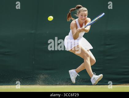 Il tennista junior britannico Ruby Cooling (GBR) in azione ai campionati di Wimbledon 2025, Londra, Inghilterra, Regno Unito Foto Stock