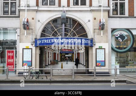 Ingresso alla stazione della metropolitana di High Street Kensington in un ambiente urbano, Kensington, Londra, Inghilterra, Regno Unito Foto Stock