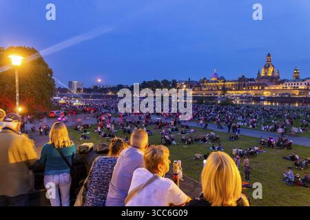 Nel corso di due fine settimana, Dresda è diventata una Mecca per quasi 50, 000 fan che volevano sperimentare Roland Kaiser e la sua band dal vivo sulle rive dell'Elba. T Foto Stock