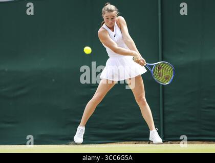 Il tennista junior britannico Ruby Cooling (GBR) in azione ai campionati di Wimbledon 2025, Londra, Inghilterra, Regno Unito Foto Stock