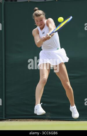 Il tennista junior britannico Ruby Cooling (GBR) in azione ai campionati di Wimbledon 2025, Londra, Inghilterra, Regno Unito Foto Stock