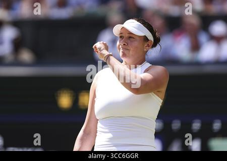 La tennista americana Amanda Anisimova (USA) festeggia i campionati di Wimbledon 2025, Londra, Inghilterra, Regno Unito Foto Stock