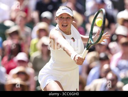 La tennista americana Amanda Anisimova (USA) in azione ai Campionati di Wimbledon 2025, Londra, Inghilterra, Regno Unito Foto Stock