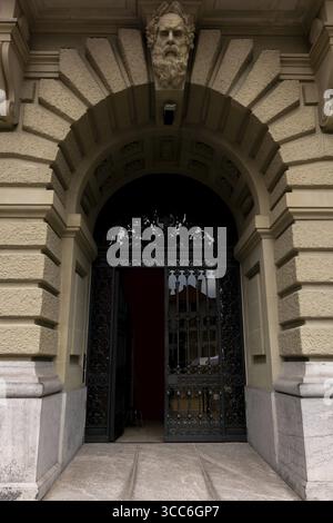 Porta d'ingresso allo splendido Palazzo del Parlamento o Palazzo Federale della città di Berna, Canton Berna, Svizzera Foto Stock