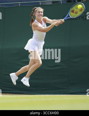 Il tennista junior britannico Ruby Cooling (GBR) in azione ai campionati di Wimbledon 2025, Londra, Inghilterra, Regno Unito Foto Stock