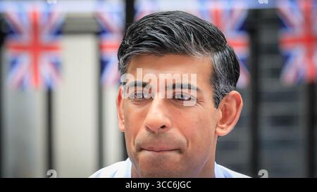 Il primo ministro britannico Rishi Sunak ospita un evento di incoronazione rilassata fuori 10 Downing Street, Londra, Inghilterra, Regno Unito Foto Stock