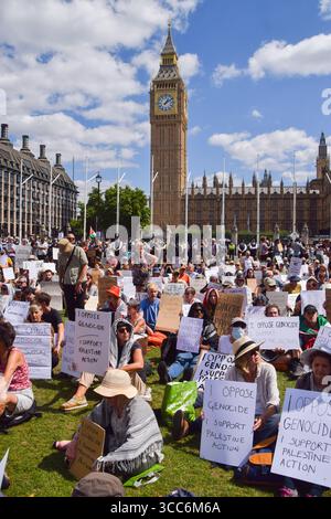 Londra, Regno Unito. 9 agosto 2025. I manifestanti siedono in piazza del Parlamento tenendo cartelli a sostegno dell'azione palestinese. Centinaia di persone si sono riunite per dimostrare sostegno al gruppo di attivisti, che è stato vietato ai sensi della legge antiterrorismo, e alla Palestina. Crediti: Vuk Valcic/Alamy Live News Foto Stock