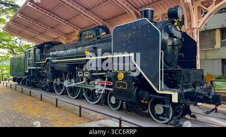 Vista sul quarto anteriore della storica locomotiva a vapore JNR Classe C60, in mostra al C60 Plaza di Sendai, Giappone. Foto Stock