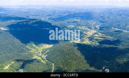 Strade curve che attraversano la fitta foresta sopra Vrhprača nella panoramica valle del fiume Prača, Bosnia ed Erzegovina Foto Stock