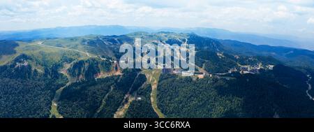 Vista panoramica del centro sciistico olimpico Jahorina in Bosnia, con sentieri di montagna e piste forestali Foto Stock