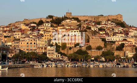 La storica città vecchia di Kavala, in Grecia, presenta la sua fortezza bizantina e il vivace porto al tramonto. Foto Stock