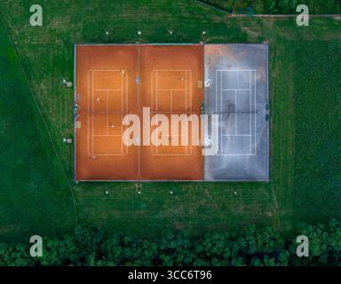 Immagine del campo da tennis dall'alto che mostra momenti di incontro dinamici in una campagna lussureggiante Foto Stock