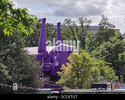 La tenda gigante a forma di mucca viola sotto il ventre nei George Square Gardens di Edimburgo per l'Edinburgh Fringe Festival. Foto Stock