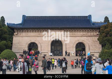 Nanchino, Cina. 10 dicembre 2016. Durante l'inverno, a Nanchino, in Cina, le persone che camminano verso l'ingresso del Mausoleo del Dr. Sun Yat-Sen. Foto Stock