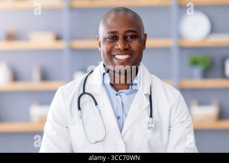 Medico online, assistenza sanitaria a distanza. afroamericano uomo in camice bianco con stetoscopio in ufficio interno in clinica Foto Stock