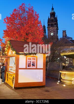 Regno Unito, South Yorkshire, Sheffield, Christmas Market Stall, Municipio e Peace Gardens. Foto Stock