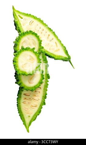 Due metà con tre strati di gourd amaro in pila sono isolate su sfondo bianco con percorso di ritaglio. Foto Stock