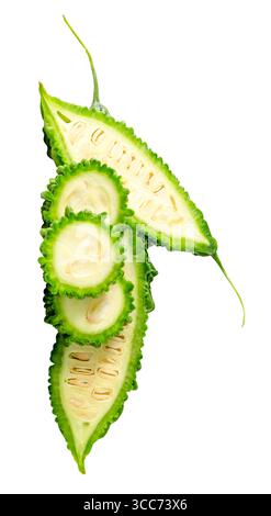 Due metà con tre strati di gourd amaro in pila sono isolate su sfondo bianco con percorso di ritaglio. Foto Stock