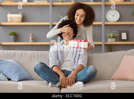 Sorpresa di vacanza durante la pandemia di covid-19, festa di compleanno Foto Stock