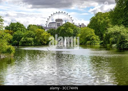 LONDRA, GRAN BRETAGNA - 12 MAGGIO 2014: Questa è una vista del lago St James's Park e del London Eye. Foto Stock