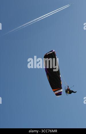 Deltaplano elettrico e jet stream Foto Stock