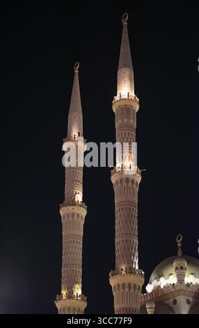 Vista panoramica della pittoresca Moschea di al Sahaba a Sharm El Sheikh di notte, Egitto Foto Stock