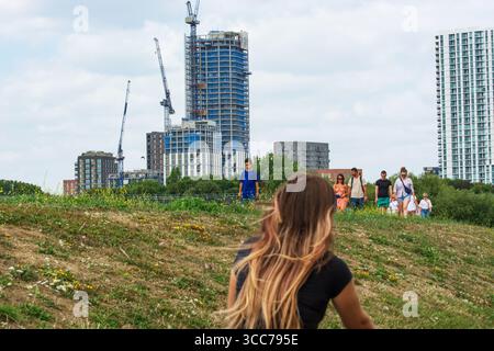 Londra, Inghilterra, Regno Unito, 10 agosto 2025. Ciclista e famiglia che si godono le Walthamstow Wetlands, a nord di Londra, prima dell'ondata di caldo prevista di quattro giorni di agosto. Le temperature previste supereranno i 30 °C in tutta Londra e nel sud-est dall'11 al 15 agosto. Crediti: Flavia Brilli/Alamy Live News Foto Stock