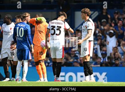 Stamford Bridge, Chelsea, Londra, Regno Unito. 10 agosto 2025. Amichevole pre-stagionale, Chelsea contro AC Milan; Andrei Coubis dell'AC Milan riceve un cartellino rosso e lo spedisce al 18° minuto credito: Action Plus Sports/Alamy Live News Foto Stock