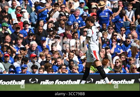 Stamford Bridge, Chelsea, Londra, Regno Unito. 10 agosto 2025. Pre Season Football Friendly, Chelsea contro AC Milan; Andrei Coubis dell'AC Milan riceve un cartellino rosso e lascia il campo al 18° minuto credito: Action Plus Sports/Alamy Live News Foto Stock