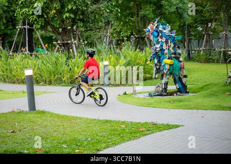 Bangkok Thailandia - 15 luglio 2025: In bicicletta nel giardino del Prem Pracha Vana Rak Park, vicino al Prem Prachakorn Canal nel distretto di Lak si Foto Stock