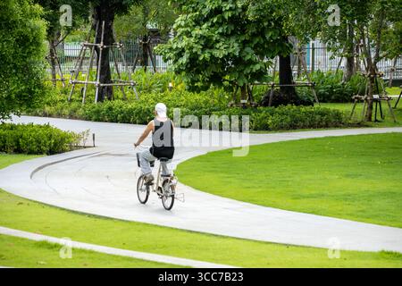 Bangkok Thailandia - 15 luglio 2025: In bicicletta nel giardino del Prem Pracha Vana Rak Park, vicino al Prem Prachakorn Canal nel distretto di Lak si Foto Stock