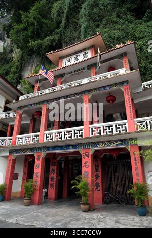 Ingresso al Tempio della grotta di Perak (Perak Tong), monumento culturale e architettonico a Perak, Malesia, questo iconico tempio buddista, adagiato su una lussureggiante lim Foto Stock