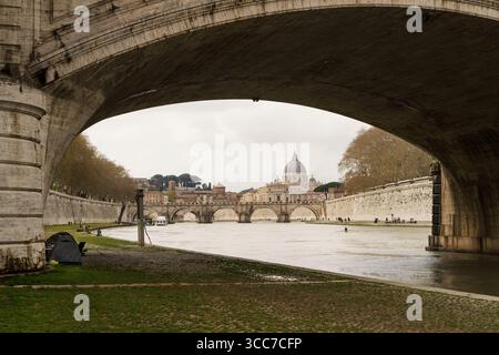 Vista sotto il Ponte Sant'Angelo verso il Vaticano e la Basilica di San Pietro a Roma. Foto Stock
