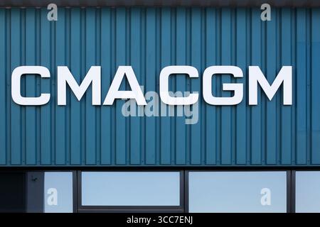Logo CMA CGM su un edificio. CMA CGM è un'azienda francese di spedizioni e logistica fondata nel 1978 Foto Stock