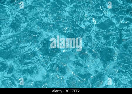 Superficie dell'acqua turchese con riflessi e increspature. Vista dall'alto Foto Stock