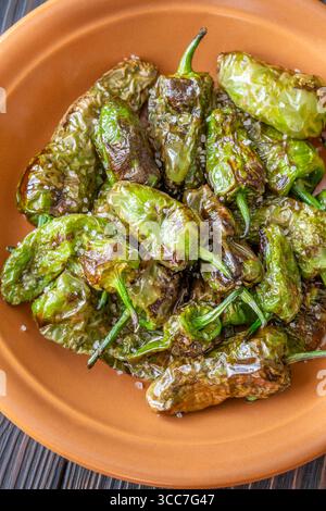 Peperoni verdi arrostiti brillanti di olio d'oliva e cosparsi di sale marino Foto Stock