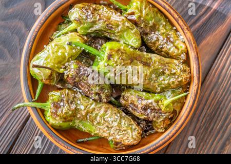 Peperoni verdi arrostiti brillanti di olio d'oliva e cosparsi di sale marino Foto Stock