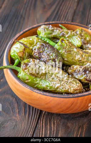 Peperoni verdi arrostiti brillanti di olio d'oliva e cosparsi di sale marino Foto Stock