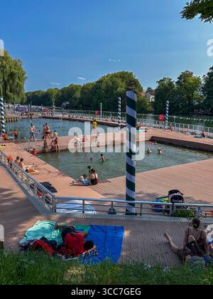 Joinville-le-Pont, Francia, folla di persone, Spiaggia pubblica sul fiume Marne, Scenic, periferia est di Parigi Foto Stock