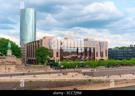 Colonia, Germania - 15 giugno 2025: Vista architettonica dell'hotel Hyatt Regency Cologne e del grattacielo del triangolo di Colonia lungo il fiume Reno a Colonia, Foto Stock
