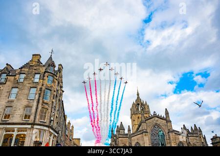Le frecce rosse sorvolano la cattedrale di St. Gilles su High Street, Edimburgo. Una mostra per il Royal Edinburgh Military Tattoo. Foto Stock