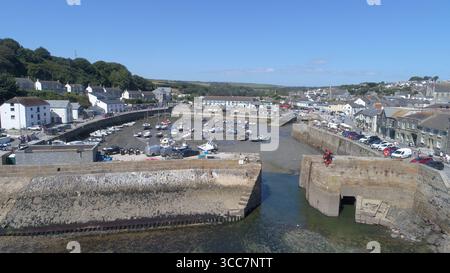 Vista aerea del porto interno di Porthleven, penisola di Lizard, Cornovaglia, Inghilterra Foto Stock