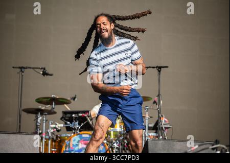 Newquay, Cornovaglia, Regno Unito. 10 agosto 2025. Polemica e impegno Bob Vylan al duo Punk rap Boardmasters 2025 Bob Vylan si esibisce al Boardmasters Festival di Newquay domenica 10 agosto, nonostante le intense reazioni pubbliche e le polemiche politiche che circondano la loro recente apparizione a Glastonbury. Crediti: Cornwall News Images/Alamy Live News Foto Stock