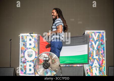 Newquay, Cornovaglia, Regno Unito. 10 agosto 2025. Polemica e impegno Bob Vylan al duo Punk rap Boardmasters 2025 Bob Vylan si esibisce al Boardmasters Festival di Newquay domenica 10 agosto, nonostante le intense reazioni pubbliche e le polemiche politiche che circondano la loro recente apparizione a Glastonbury. Crediti: Cornwall News Images/Alamy Live News Foto Stock