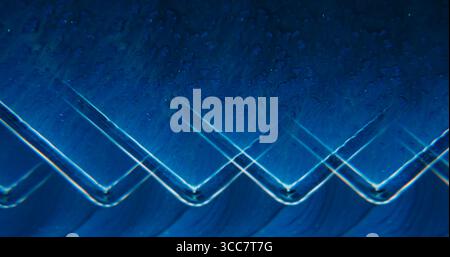 Onda geometrica. Arte marmorea. Pigmento nuvola d'acqua scintillante con inchiostro blu neon sfocato che galleggia su sfondo astratto. Foto Stock