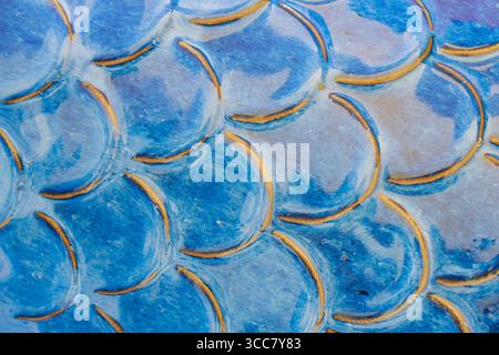 Motivo piastrelle in ceramica blu acqua simile a scale sirena Foto Stock